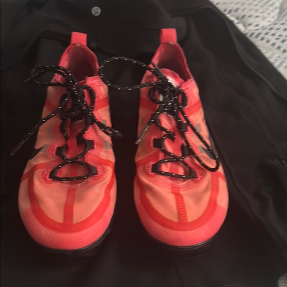 Nike Red Athletic Shoes with Black Accents and Lightweight Design - Picture 3 of 8